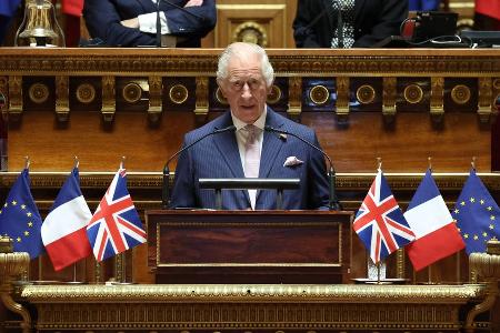 König Charles mit Treueschwur und Appell im französischen Senat König Charles mit Treueschwur und Appell im französischen Senat