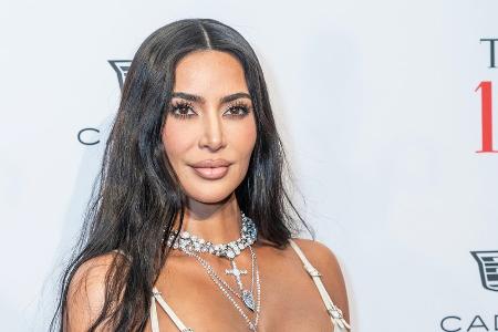 Raspelkurze Haare: Kim Kardashian ist kaum wiederzuerkennen Raspelkurze Haare: Kim Kardashian ist kaum wiederzuerkennen