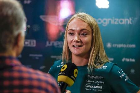 Erste Frau seit 2018: Hawkins fährt Formel-1-Boliden Erste Frau seit 2018: Hawkins fährt Formel-1-Boliden