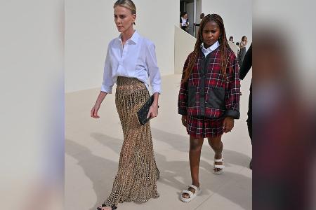 Charlize Theron bringt ihre elfjährige Tochter zur Dior-Show in Paris