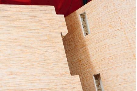 Bei Knaus experimentiert man mit einer stabilen Steckverbindung und durchgängigen Pappwabenkernen.