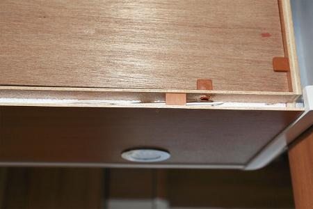 Doppelböden an Möbeln Kabel sicher, platzsparend und ohne viel Aufwand zu verlegen.