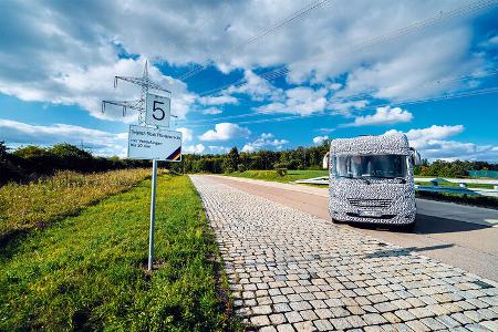 300 Runden Rüttelstrecke entsprechen der Beanspruchung von 300 000 km öffentlicher Straße.