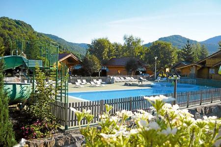 Campingplatz mit Sicht auf die Berge: Domaine de Champé. Campingplatz mit Sicht auf die Berge: Domaine de Champé.