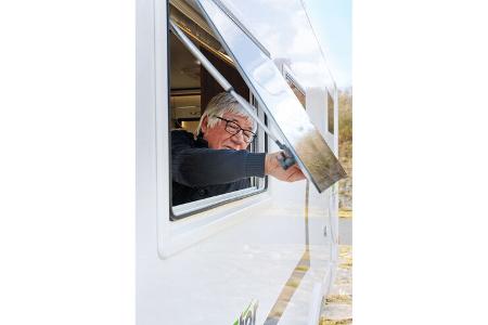 Serienmäßig mit PU-Rahmenfenstern im Forster I 738 EB