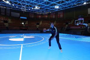 Bayern München spielt Basketball auf Video-Glasboden