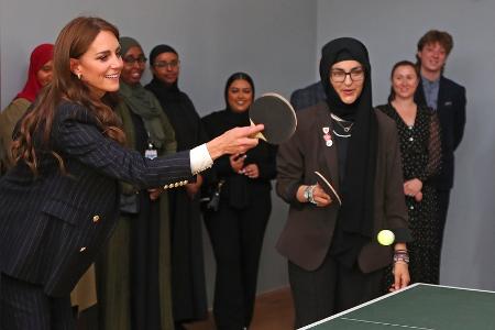 Prinzessin Kate zockt im eleganten Nadelstreifenanzug Tischtennis Prinzessin Kate zockt im eleganten Nadelstreifenanzug Tischtennis