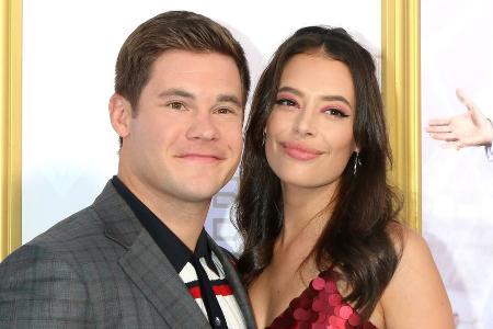 Süße Babybauch-Fotos: Adam DeVine und Chloe Bridges werden Eltern Süße Babybauch-Fotos: Adam DeVine und Chloe Bridges werden Eltern