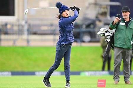 Catherine Zeta-Jones: Mit Bommelmütze auf dem Golfplatz Catherine Zeta-Jones: Mit Bommelmütze auf dem Golfplatz