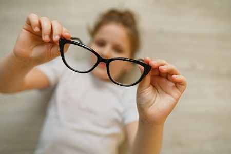kind-mit-brille kind-mit-brille