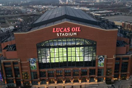 Lucas Oil Stadium (Indianapolis Colts) - Mit Quarterback Peyton Manning hatten die Colts ihre erfolgreichste Zeit. Sogar den Super Bowl konnte man 2006 gewinnen. Kein Wunder also, dass die 2008 erbaute Arena 'The House that Manning built' genannt wird. Das Stadion hat Platz für 63.000 Personen.