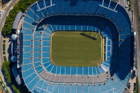Bank of America Stadium (Carolina Panthers) - Die Fans der Panthers nennen das 1996 eröffnete Stadion aufgrund des Sponsors auch den 'Tresor'. Eine Super-Bowl-Trophäe konnte man aber bisher nicht in der 75.523 Menschen fassenden Arena einschließen.