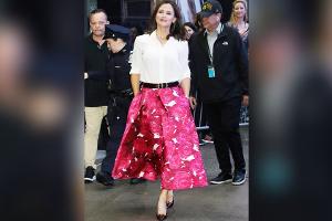 Stylische Kombi: Jennifer Garner setzt auf Rosenrock zur weißen Bluse