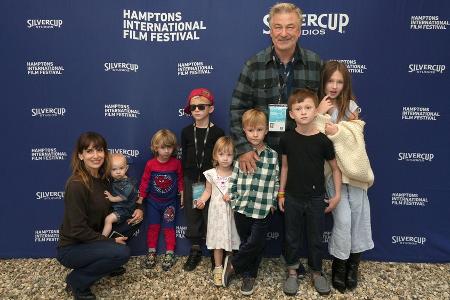 Alec Baldwin mit sieben Kindern auf dem roten Teppich - inklusive Baby Alec Baldwin mit sieben Kindern auf dem roten Teppich - inklusive Baby