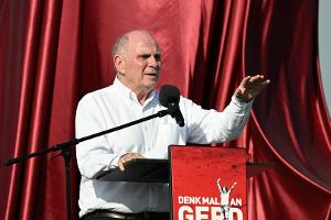 Hoeneß kritisiert späte Anstoßzeit und Ticketpreise
