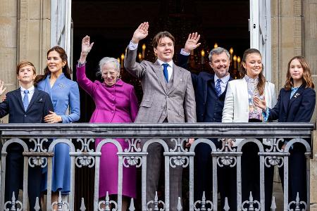 An 18. Geburtstag: Prinz Christian lässt sich auf dem Balkon feiern An 18. Geburtstag: Prinz Christian lässt sich auf dem Balkon feiern