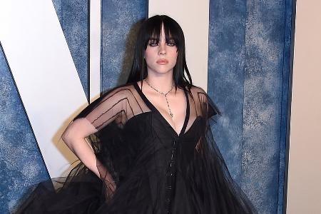 Billie Eilish überrascht mit riesigem Rückentattoo Billie Eilish überrascht mit riesigem Rückentattoo