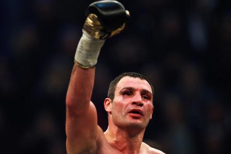 Platz 16: Vitali Klitschko (Schwergewicht) - 47 Kämpfe, 45 Siege, 41 K.o. - 'Dr. Eisenfaust' hat eine der höchsten K.o.-Quoten im Schwergewicht und ging in seiner Profikarriere selber nie zu Boden. Der Ukrainer lieferte sich spektakuläre Kämpfe mit Lennox Lewis und Corrie Sanders und wurde 2004 und 2008 Weltmeister. Trat 2013 auf dem WM-Thron zurück.