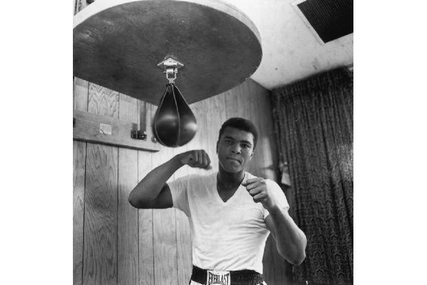 Platz 1: Muhammad Ali/Cassius Clay (Schwergewicht) - 'The Greatest' wurde als einziger Boxer dreimal unumstrittener Schwergewichts-Weltmeister. Außerdem Olympiasieger 1960 und 'Sportler des Jahrhunderts'. Große Kämpfe wie 'Rumble in The Jungle' trugen ebenfalls zur Legendenbildung bei. Bilanz: 61 Kämpfe, 56 Siege, 37 durch K.o.
