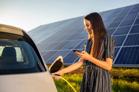 Warum es sich lohnt, das E-Auto mit eigenem Solarstrom zu laden Warum es sich lohnt, das E-Auto mit eigenem Solarstrom zu laden