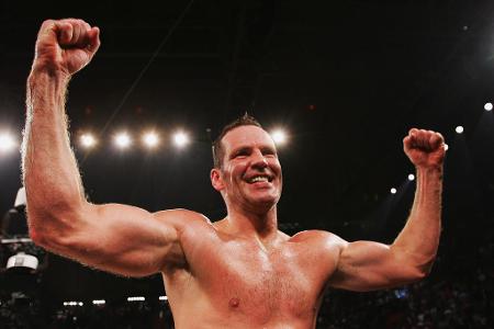 Platz 13: Henry Maske (Halbschwergewicht) - Der 'Gentleman' wurde 1988 Olympiasieger im Mittelgewicht und 1993 Weltmeister im Halbschwergewicht. Er galt als intelligenter und strategisch agierender Boxer und wurde 1993 als erster früherer DDR-Athlet Sportler des Jahres im wiedervereinigten Deutschland. Bilanz: 32 Kämpfe, 31 Siege, 11 durch K.o.