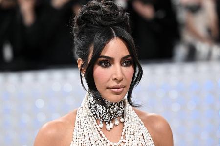 Kim Kardashian: Fauchende Begegnung mit Lagerfelds Katze Choupette Kim Kardashian: Fauchende Begegnung mit Lagerfelds Katze Choupette