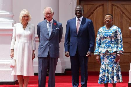 Erschöpft, aber gut gelaunt: Charles und Camilla in Kenia angekommen Erschöpft, aber gut gelaunt: Charles und Camilla in Kenia angekommen