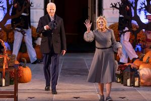 First Lady als Katze verkleidet: Joe und Jill Biden in Halloween-Laune