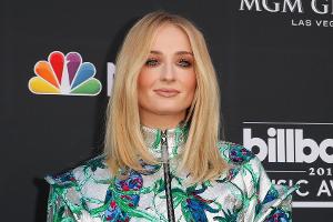 Neue Liebschaft? Sophie Turner küsst Mann auf der Straße