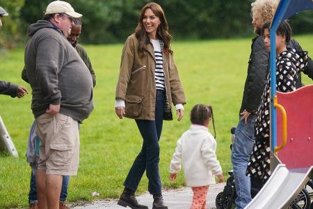 Ungewohnt legerer Auftritt: Prinzessin Kate unterhält Kinder in London Ungewohnt legerer Auftritt: Prinzessin Kate unterhält Kinder in London
