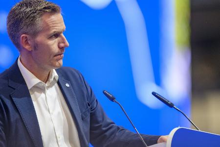 Schalke-Boss Hefer offen für Tönnies-Engagement Schalke-Boss Hefer offen für Tönnies-Engagement