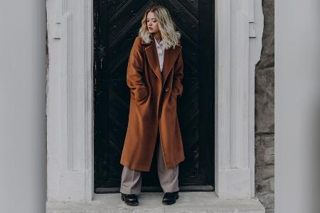 Lange braune Mäntel sind diesen Herbst und Winter im Trend Lange braune Mäntel sind diesen Herbst und Winter im Trend