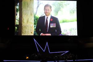 Bei Benefizgala in New York: Prinz Harry scherzt über sich selbst