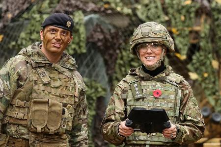 Prinzessin Kate: Beim Truppenbesuch steuert sie eine Drohne