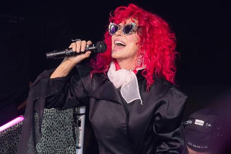 Shania Twains Tour-Bus überschlägt sich auf Highway - 13 Verletzte Shania Twains Tour-Bus überschlägt sich auf Highway - 13 Verletzte