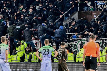 17 Polizisten und 15 Fans bei Krawallen verletzt 17 Polizisten und 15 Fans bei Krawallen verletzt