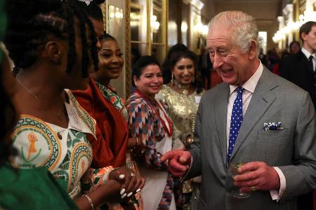 Gut gelaunter König Charles III. genießt Geburtstagsständchen