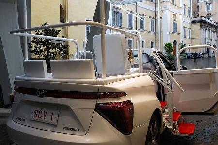 Toyota Mirai Papamobil