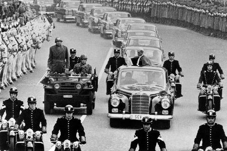 Papst Autokorso Mercedes 300d Cabriolimousine