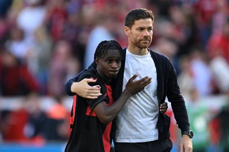 Leverkusens Shootingstar Frimpong nicht schwer verletzt Leverkusens Shootingstar Frimpong nicht schwer verletzt