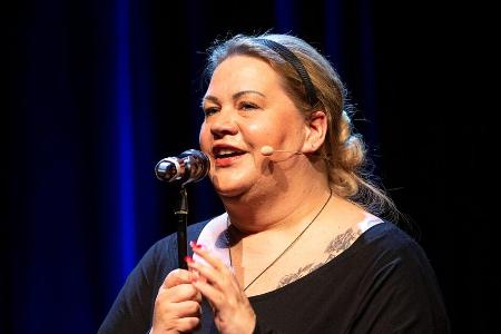 Ilka Bessin: Der Humor half ihr durch die schwere Schulzeit Ilka Bessin: Der Humor half ihr durch die schwere Schulzeit