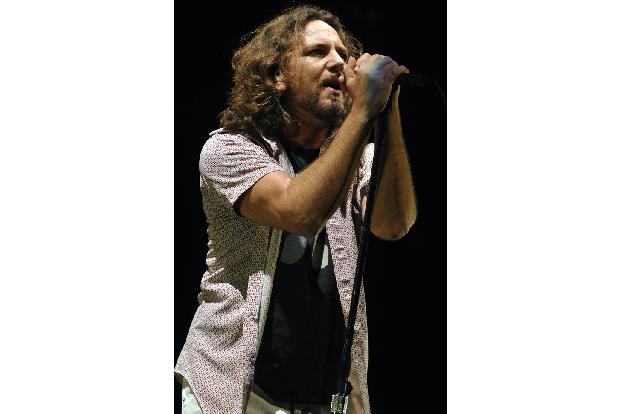 Eine ähnliche Katastrophe ereignete sich 2000 auf dem dänischen Roskilde Festival vor den Toren Kopenhagens. Beim Auftritt der Band Pearl Jam gab es im so genannten Mosh Pit, dem Platz direkt vor der ...