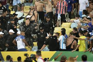 Krawalle überschatten Argentiniens Sieg im Superclasico