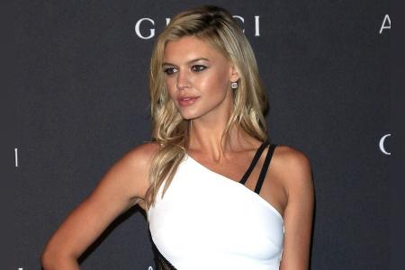 Leo DiCaprios Ex mit Babybauch gesichtet: Kelly Rohrbach ist schwanger Leo DiCaprios Ex mit Babybauch gesichtet: Kelly Rohrbach ist schwanger