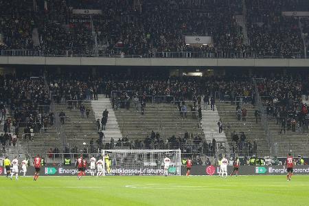 Eintracht-Stellungnahme: Mindestens 100 verletzte Fans Eintracht-Stellungnahme: Mindestens 100 verletzte Fans
