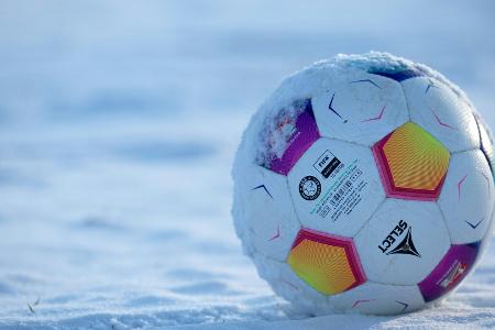Training bei Hansa: Schnee zwingt DFB-Frauen zum Umzug Training bei Hansa: Schnee zwingt DFB-Frauen zum Umzug