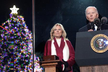 Weihnachtsbaum leuchtet: Joe Biden sorgt für festliche Stimmung Weihnachtsbaum leuchtet: Joe Biden sorgt für festliche Stimmung