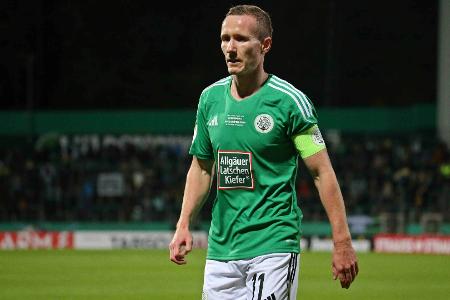Vor Pokalspiel: Homburger Spieler schützen Rasen mit Folie Vor Pokalspiel: Homburger Spieler schützen Rasen mit Folie