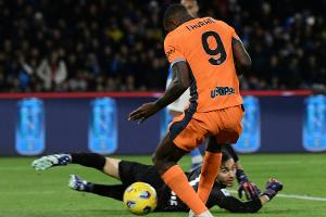 Inter schockiert Neapel: Sommer und Thuram gefeiert