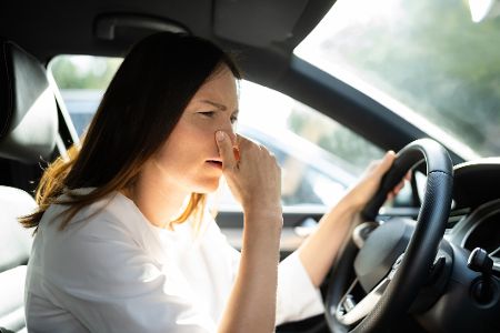 Das können Sie tun, wenn es im Auto nach Benzin riecht Das können Sie tun, wenn es im Auto nach Benzin riecht